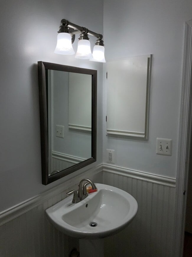 Building Photo - Beautiful 2BR 3.5BA updated town home located in the Saddle Ridge Community