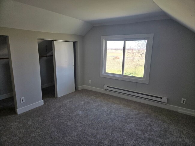 Building Photo - Large 4 Bedroom Farmhouse