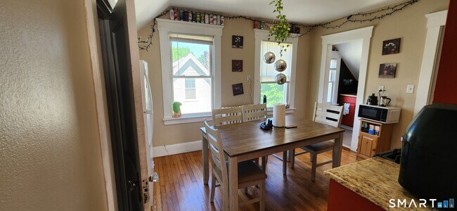 Building Photo - 352 Elm St