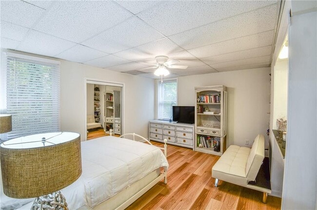 Building Photo - 1865 Oak Tree Hollow