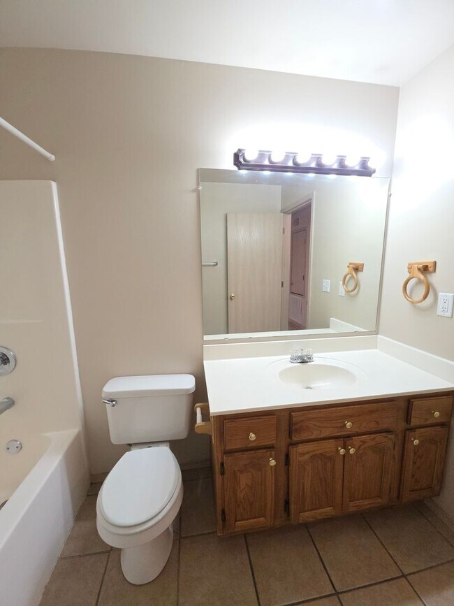 Building Photo - 705 E J St