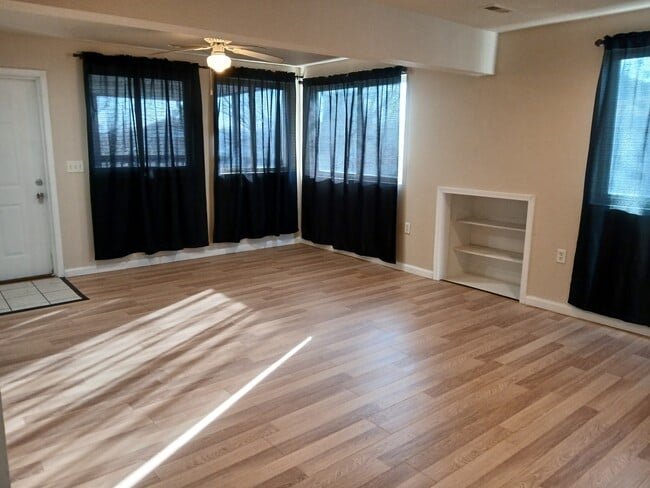 Building Photo - 513 S Ash St