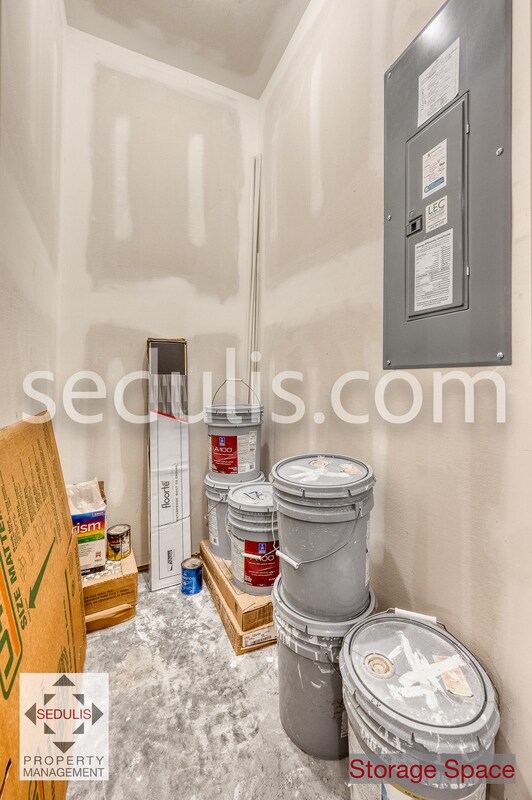 Building Photo - 4555 Mixson Ave