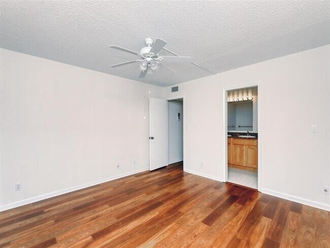 Building Photo - 4701 Martinique Dr