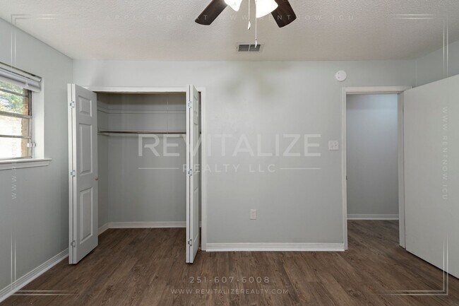 Building Photo - HALF-DEPOSIT SPECIAL! Updated 4 Bed 2 Bath Brick Home in West Mobile