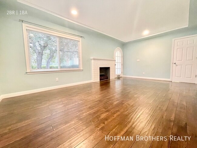 Building Photo - 806 N Las Palmas Ave