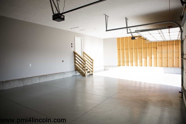 Building Photo - 9800 S 72 St – 5 beds/3 baths/ 3-stall