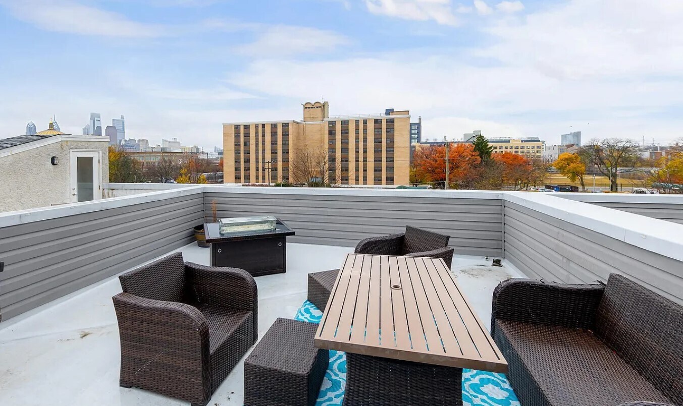 Roof Top Patio - 938 N Marshall St