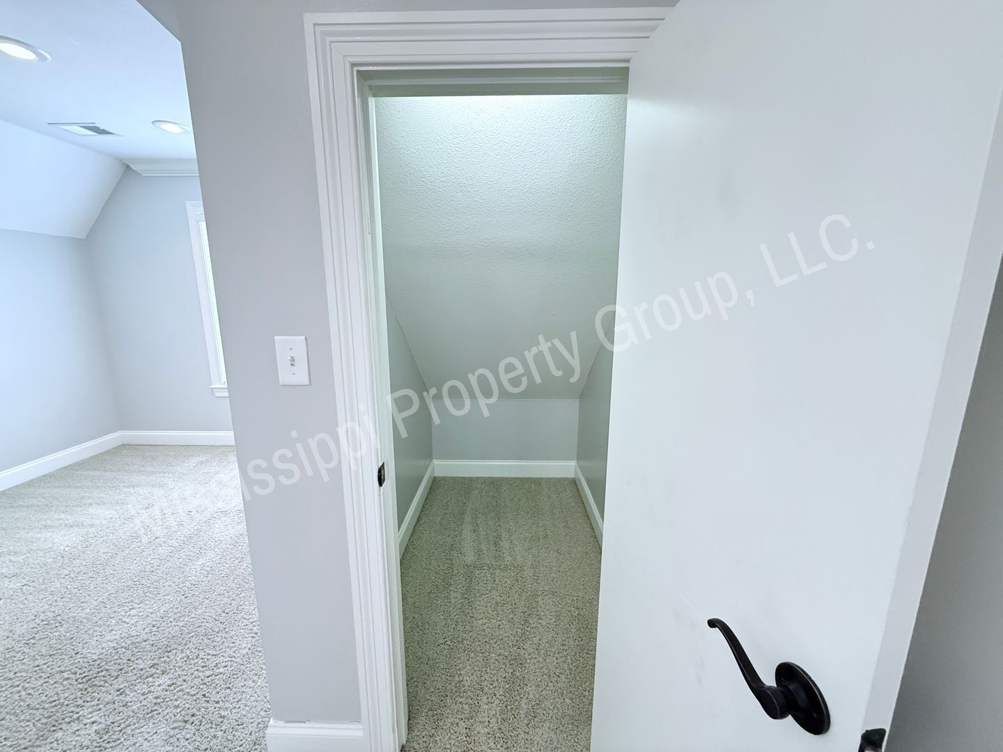 Building Photo - 135 Fallsgrove Dr