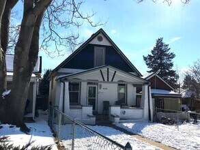 Building Photo - Bright and Cozy 2-Bedroom in Sunnyside wit...