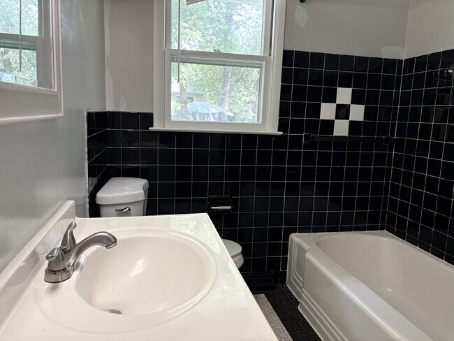 Building Photo - 1524 Waldman Ave