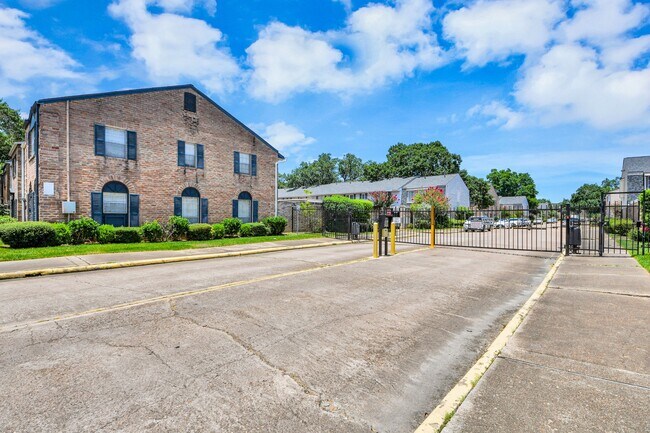 Building Photo - 6334 Chevy Chase Dr
