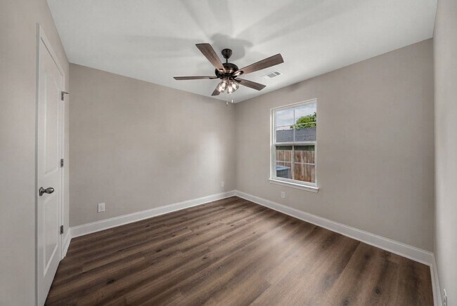 Building Photo - 120 Northlake Dr
