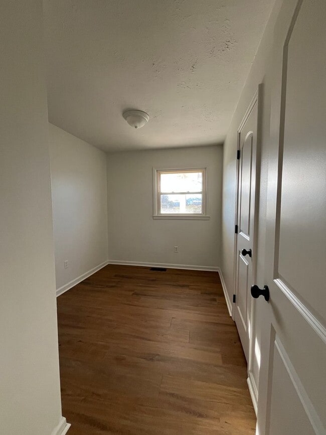 Building Photo - Single Family 3 bedroom 1 bathroom