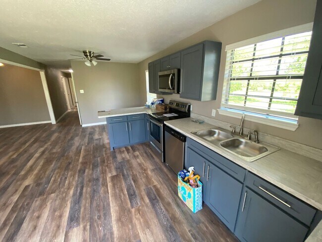 Building Photo - 3 Bedroom Home is Ennis!