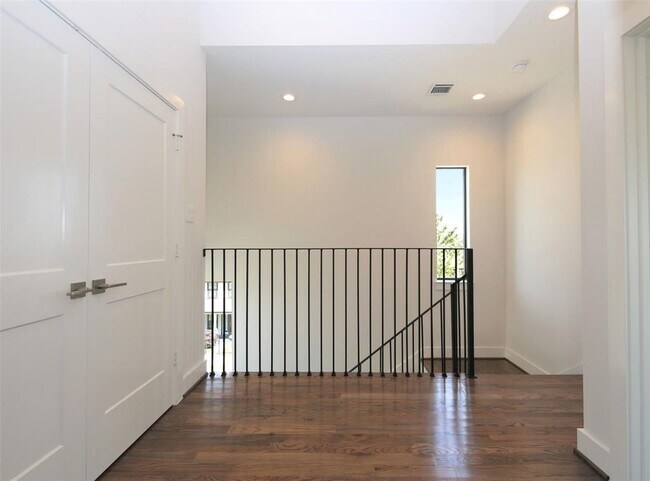 Building Photo - 820 W 22nd St