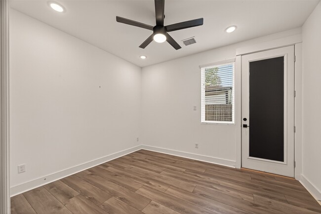 Building Photo - 1406 Mansfield St