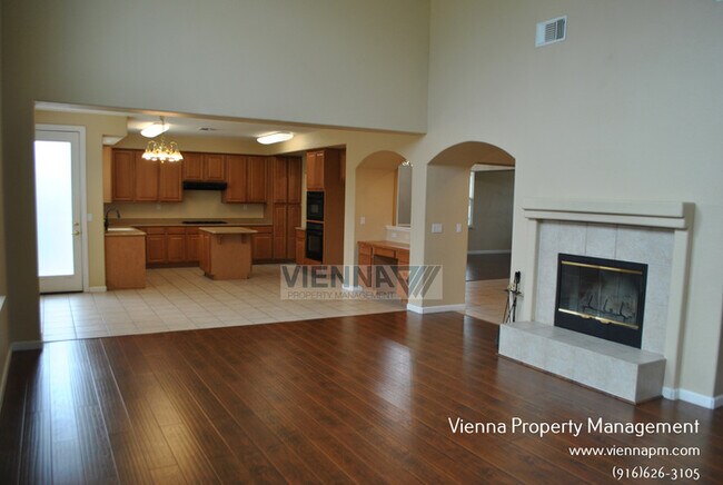 Building Photo - Beautiful 4 Bedroom + Study in Desirable Neighborhood