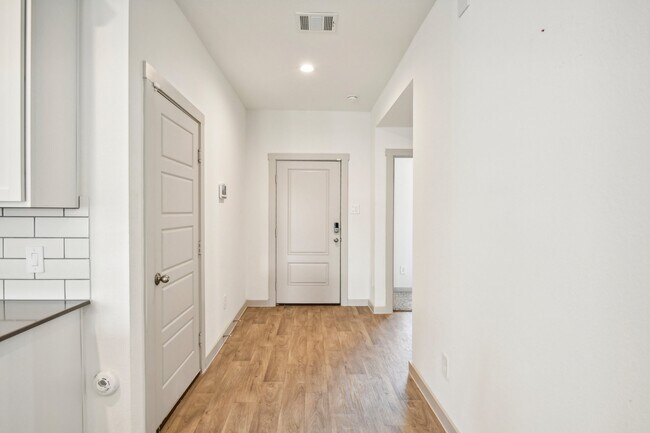 Building Photo - 8011 House bank Ln