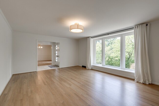 Building Photo - 1243 Saxon Dr