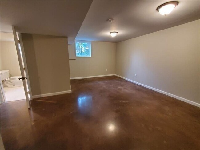 Building Photo - 4615 Mystic Dr NE
