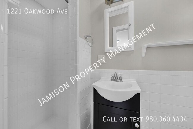 Building Photo - 1221 Oakwood Ave