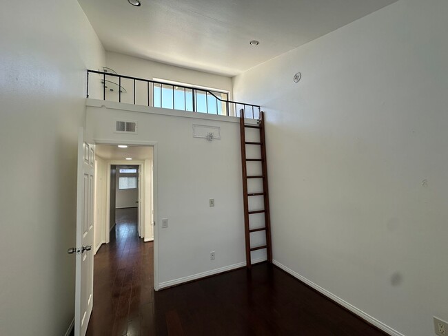 Building Photo - Huntington Beach Home