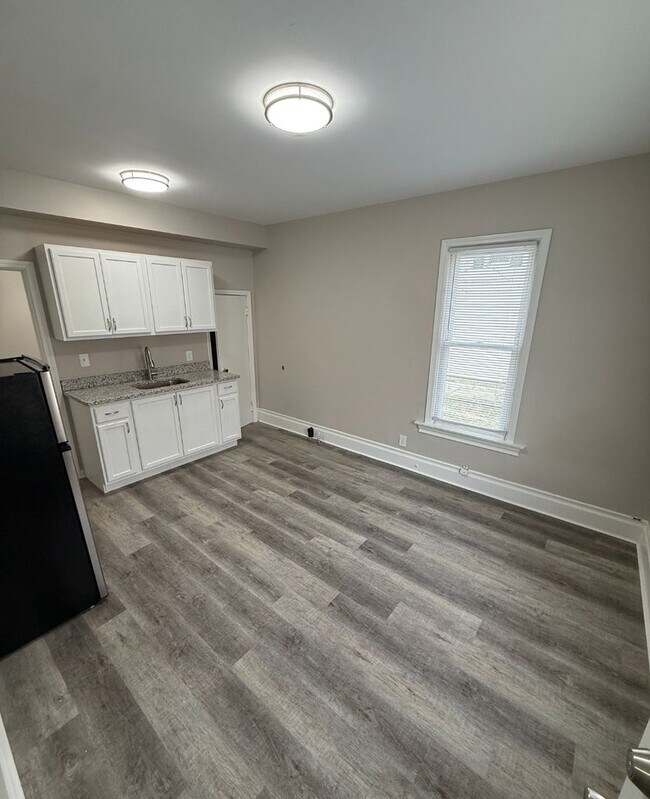 Building Photo - Must see studio apartment