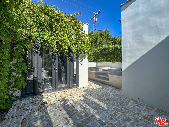 Building Photo - 345 Westbourne Dr