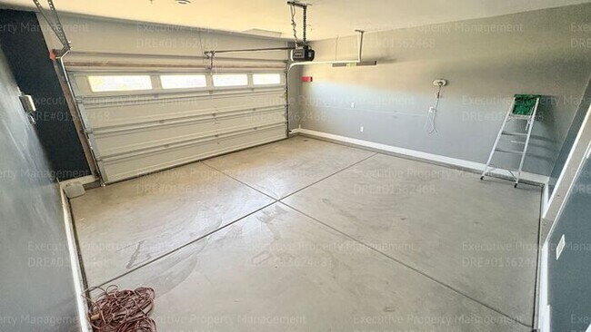Building Photo - 3 bedroom 2 bathroom home located in a cul- de- sac in a Southwest Bakersfield neighborhood