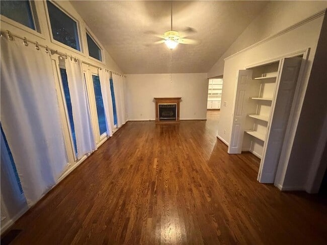 Building Photo - 2022 Woodbine Terrace NE