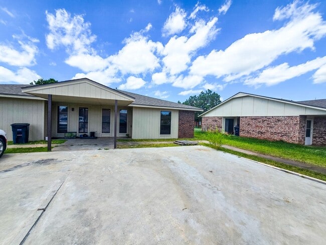 Building Photo - Cute 2 bedroom Duplex near OBU