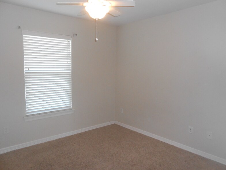 Building Photo - 156 Rob St