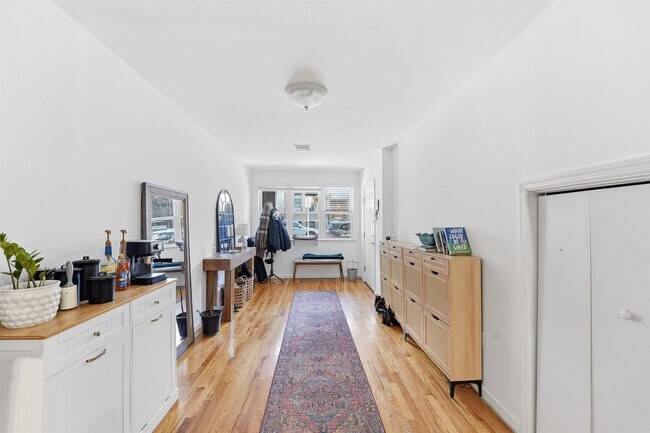 Building Photo - 62 Monroe St