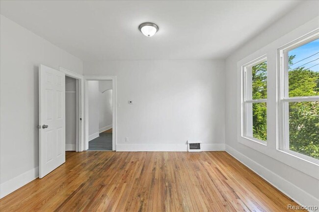 Building Photo - Stunning 2 bed and it's Section 8 friendly!