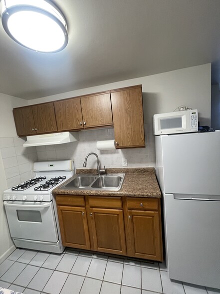 Building Photo - 440 E 42nd St