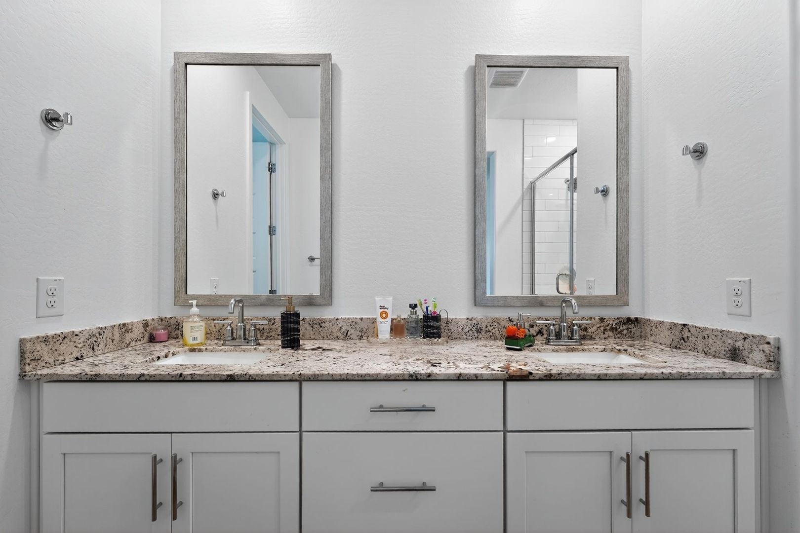 Building Photo - 4077 S Sabrina Dr
