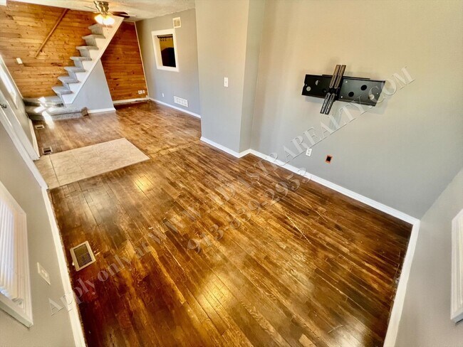 Building Photo - ADORABLE and CLEAN home in KCK-Available N...