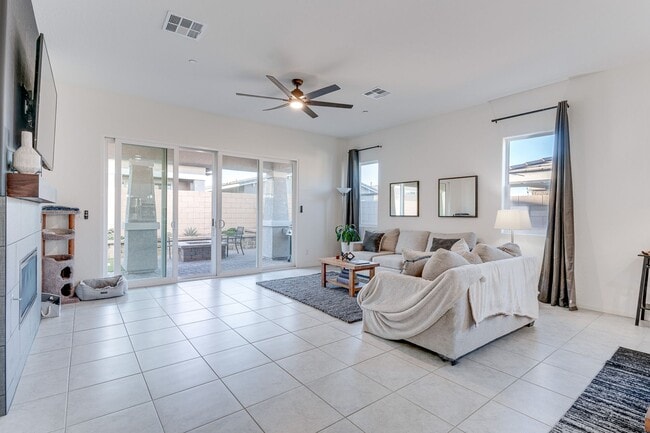 Building Photo - Charming Single-Story in Cadence with Fireplace & Entertainer’s Backyard!