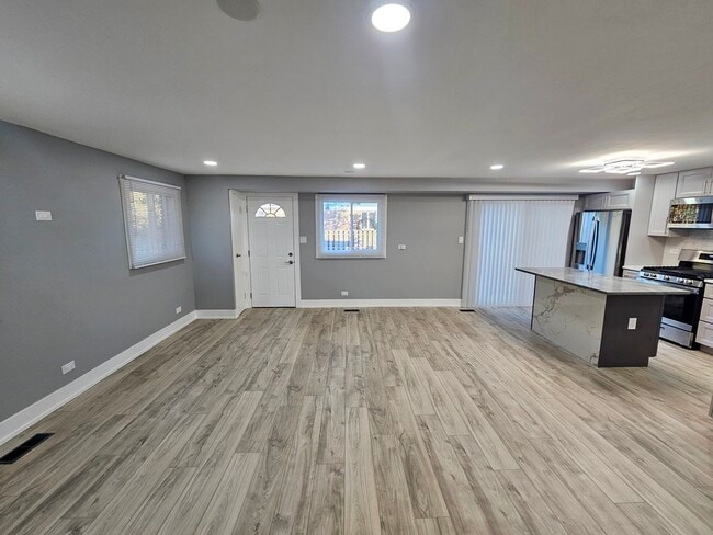 Building Photo - 1535 E Jane Ave