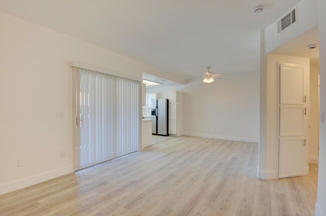 Building Photo - Gorgeous two bedroom two bathroom condo in...