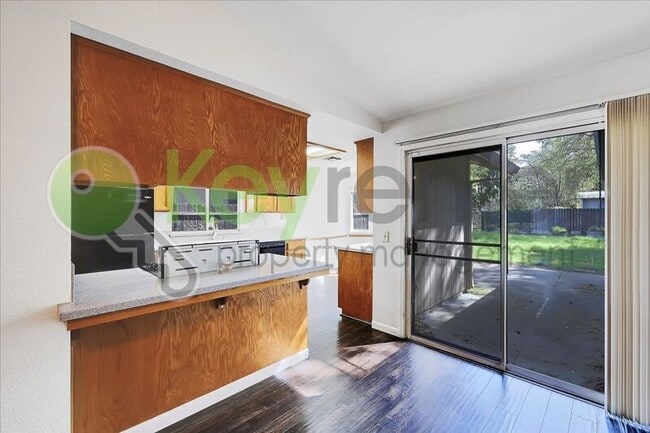 Building Photo - 2624 Walnut Ave