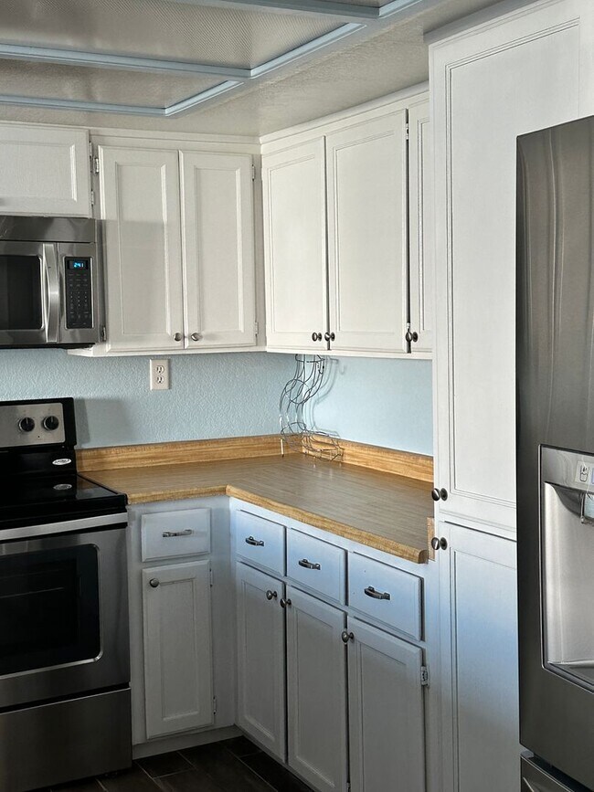 Building Photo - Beautiful 2-bedroom, 2-bathroom condo alon...