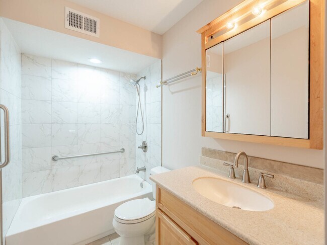 Building Photo - 530 Shorely Dr