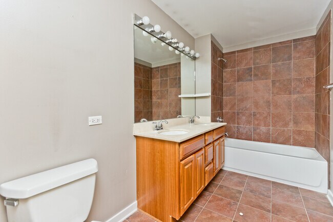 Building Photo - 1224 W Van Buren St