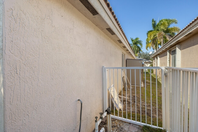 Building Photo - 3800 Woodfield Dr
