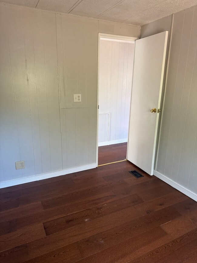 Building Photo - 328 NE Roselawn Ave