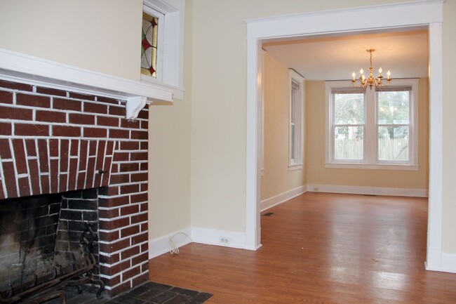 Building Photo - Lovely Townhouse in Baynard Boulevard Hist...