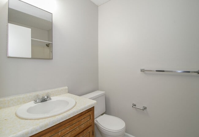 Building Photo - 812 Golf View Pl