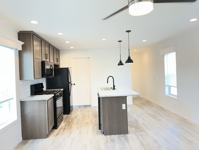 Building Photo - 4 Drake Ln